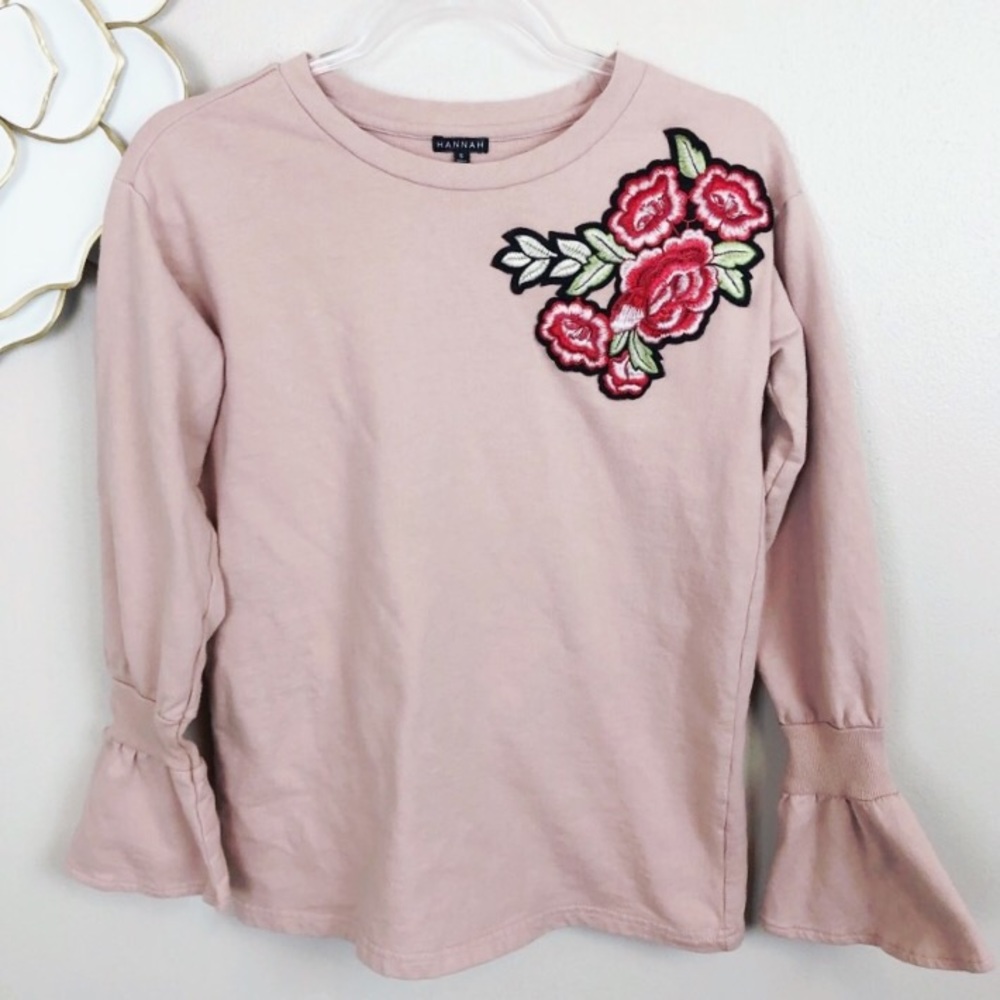Hannah sweatshirt with floral appliqué bell sleeve